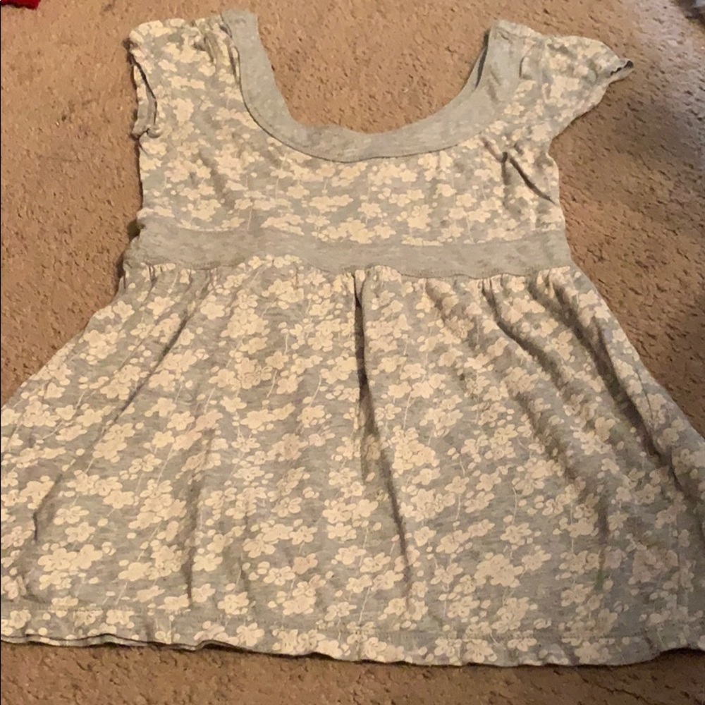 Gray and white floral short sleeve shirt
